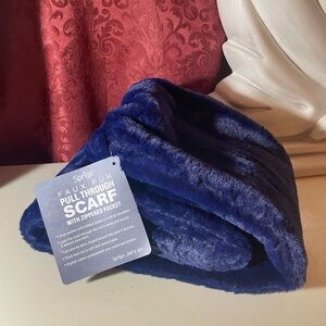 Sprigs Faux Fur Scarf w/ Zippered Pocket 2.0 - Midnight Blue